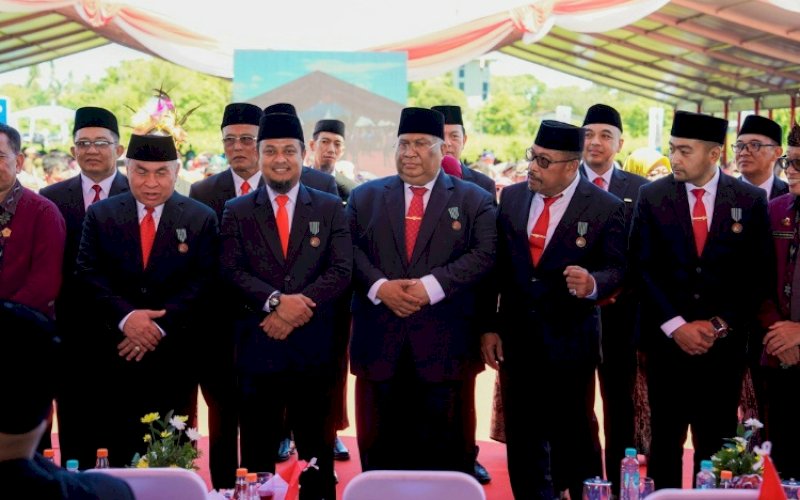 PENGHARGAAN. Gubernur Sulsel Andi Sudirman Sulaiman menerima penghargaan Satyalancana Wira Karya dari Presiden Republik Indonesia Joko Widodo. foto: istimewa