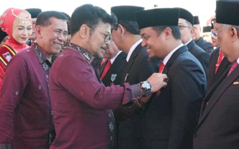 PENGHARGAAN. Gubernur Sulsel Andi Sudirman Sulaiman menerima penghargaan Satyalancana Wira Karya dari Presiden Republik Indonesia Joko Widodo. foto: istimewa