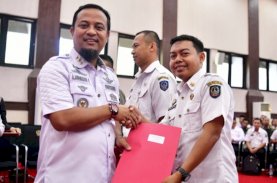 Gubernur Sulsel Serahkan SK Kenaikan Jabatan Fungsional 856 PNS