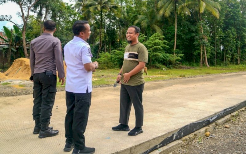 PENINJAUAN. Gubernur Sulsel, Andi Sudirman Sulaiman, meninjau pembangunan ruas jalan akses Bandara Arung Palakka di Kecamatan Awangpone, Kabupaten Bone, Rabu (31/5/2023). foto: istimewa