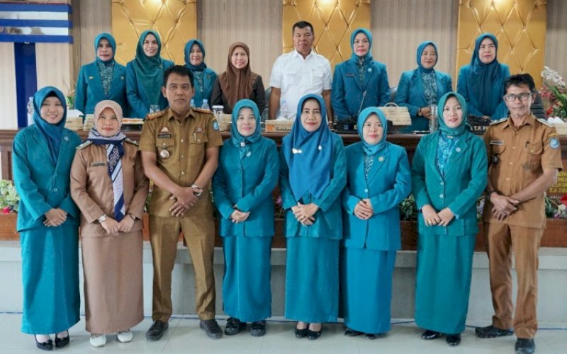 PELANTIKAN. Ketua TP PKK Kabupaten Bulukumba, Andi Herfida Muchtar, melantik Ketua TP PKK Kecamatan Rilau Ale dan 44 Ketua TP PKK Kelurahan/Desa di Ruang Pola Kantor Bupati Bulukumba, Selasa (13/6/2023). Nampak hadir Bupati Bulukumba, Andi Muchtar Ali Yusuf. foto: istimewa
