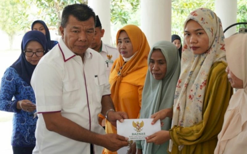 BANTUAN. Bupati Bulukumba, Andi Muchtar Ali Yusuf, secara simbolis menyerahkan bantuan Baznas Kabupaten Bulukumba kepada korban yang terdampak bencana, khususnya korban tanah bergeser yang terjadi di Kecamatan Herlang di Pendopo Rumah Jabatan Bupati Bulukumba, Senin (19/6/2023). foto: istimewa