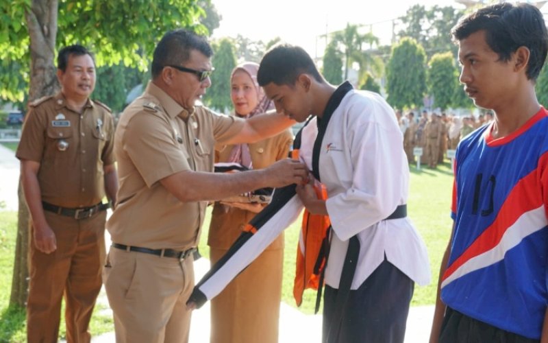 PELEPASAN. Bupati Bulukumba, Andi Muchtar Ali Yusuf, melepas secara resmi tim pelajar yang akan ikut berlaga ke Kejuaraan Daerah (Kejurda) Pelajar tingkat Provinsi Sulsel sela-sela Apel Gabungan OPD di halaman Kantor Bupati Bulukumba, Senin (12/6/2023). foto: istimewa