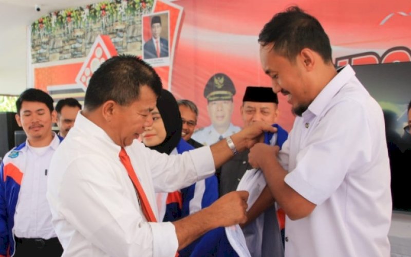 PELEPASAN. Bupati Bulukumba, Andi Muchtar Ali Yusuf, melepas secara resmi kontingen Kabupaten Bulukumba yang akan berkompetisi pada Porseni PGRI VI tingkat Provinsi Sulsel 2023 di Pendopo Rujab Bupati Bululumba, Rabu (21/6/2023). foto: istimewa