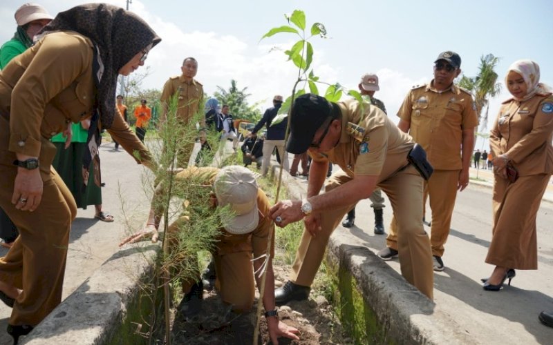 TANAM POHON. Bupati Bulukumba, Andi Muchtar Ali Yusuf, ikut menanam pohon di kawasan Pantai Merpati, Senin (12/6/2023). foto: istimewa