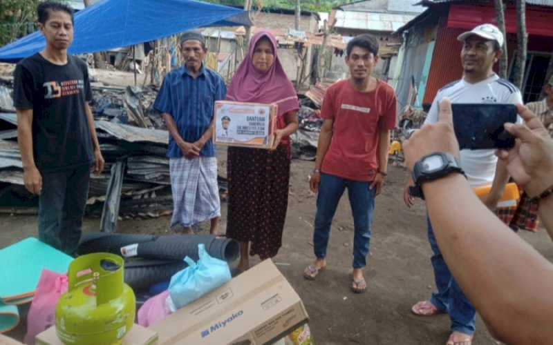 BANTUAN. Pemprov Sulsel telah BPBD menyalurkan bantuan logistik untuk korban terdampak musibah kebakaran di Kabupaten Bantaeng, Sabtu (10/6/2023). foto: istimewa