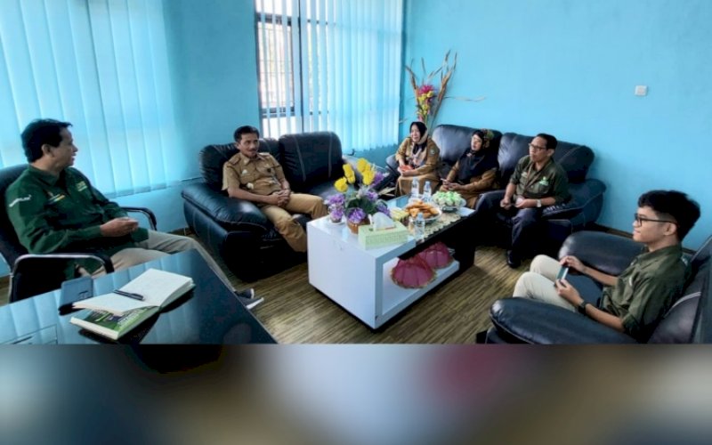 PERTEMUAN. Kepala Dinas Kominfo dan Persandian Kabupaten Bulukumba M Daud Kahal menemui Kepala BPS Kabupaten Bulukumba Mattaliu di Kantor BPS Bulukumba, Jl Ahmad Yani, Bulukumba, Selasa (20/6/2023). foto: istimewa