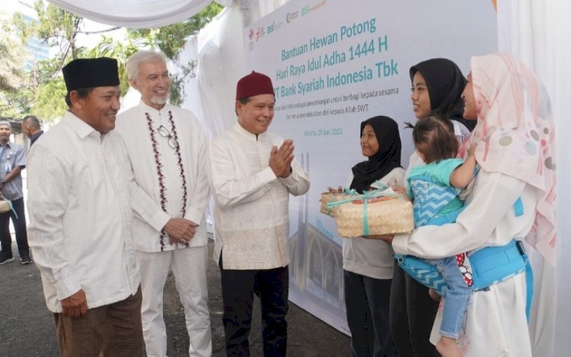 PENYERAHAN. Direktur Utama BSI Hery Gunardi (tengah) didampingi Wakil Komisaris Utama BSI Adiwarman A Karim (kiri) dan Wakil Direktur Utama BSI Bob Tyasika Tyasika Ananta (tiga dari kiri) memberikan 7.112 hewan kurban di berbagai wilayah seluruh Indonesia. Jumlah ini naik 2x lipat dibanding tahun sebelumnya sebanyak 3.691 hewan kurban di Jakarta, Kamis (29/6/2023). foto: istimewa