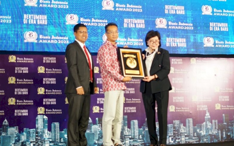 PENGHARGAAN. Head of Communications PT Vale, Bayu Aji, menerima penghargaan korporasi terbaik sektor logam dan mineral pada ajang Bisnis Indonesia Award (BIA) 2023 pada seremoni yang dilaksanakan di JW Marriott Hotel, Jakarta, Rabu (31/5/2023). foto: istimewa