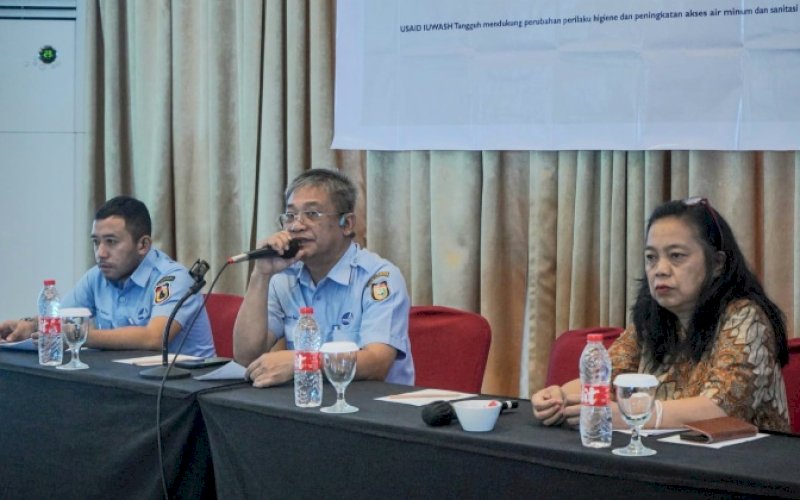 WORKSHOP. Direktur Utama Perumda Air Minum Kota Makassar, Beni Iskandar (tengah), membuka workshop Perhitungan Tarif IPAL Losari, Senin (26/6/2023). foto: istimewa
