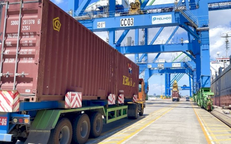 ARUS BARANG. Arus barang di Pelabuhan Makassar. PT Pelabuhan Indonesia (Persero) Regional 4 mencatat jumlah bongkar muat barang di seluruh pelabuhan kelolaan di wilayah Timur Indonesia mencapai sebesar 168,24 persen pada kuartal I tahun ini. foto: istimewa