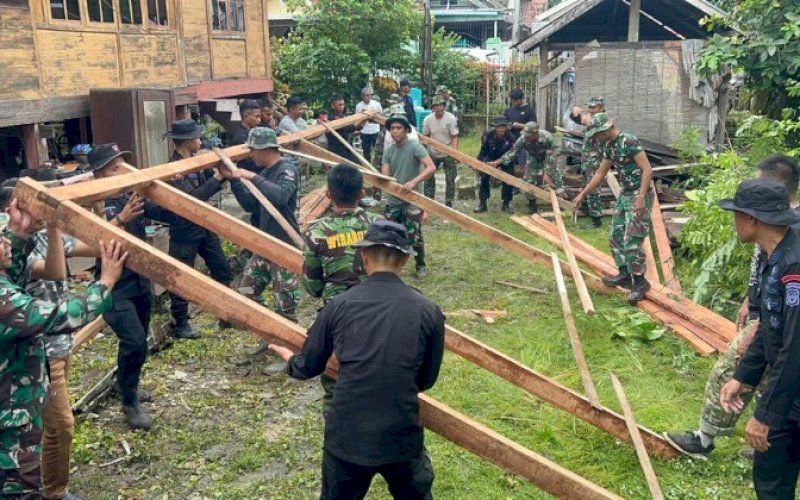 BEDAH RUMAH. Brimob Batalyon C Pelopor, Kodim 1407 Bone, dan Baznas Kabupaten Bone bersinergi, bahu membahu dalam kegiatan bedah rumah milik Haderah, yang terletak di Jl Sungai Musi, Kelurahan Ta, Kecamatan Tanete Riattang, Kabupaten Bone, Jumat (9/6/2023). foto: istimewa