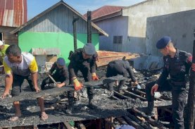 Brimob Bone Bantu Warga Bersihkan Puing Kebakaran di Bajoe