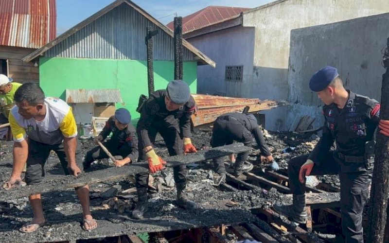 MEMBERSIHKAN. Sebanyak satu Satuan Tingkat Peleton personel Batalyon C Pelopor membersihkan puing-puing sisa kebakaran yang terjadi di Jl Yos Sudarso Kelurahan Bajoe, Kecamatan Tanete Riattang Timur, Kabupaten Bone, Senin (26/6/2023). foto: istimewa