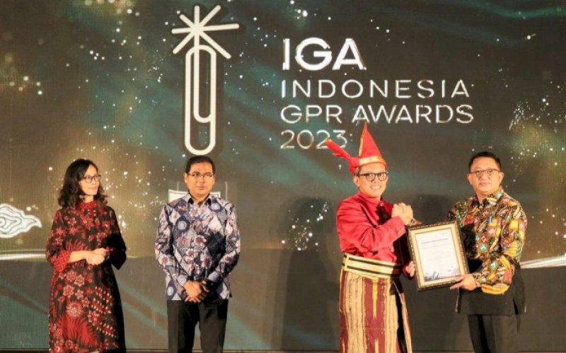 IGA 2023. Wali Kota Makassar Moh Ramdhan Pomanto diwakili Asisten I Bidang Pemkot Makassar Andi Muh Yasir menerima penghargaan IGA 2023 yang digelar Humas Indonesia di Hotel Claro Makassar, Jumat (16/6/2023). foto: istimewa