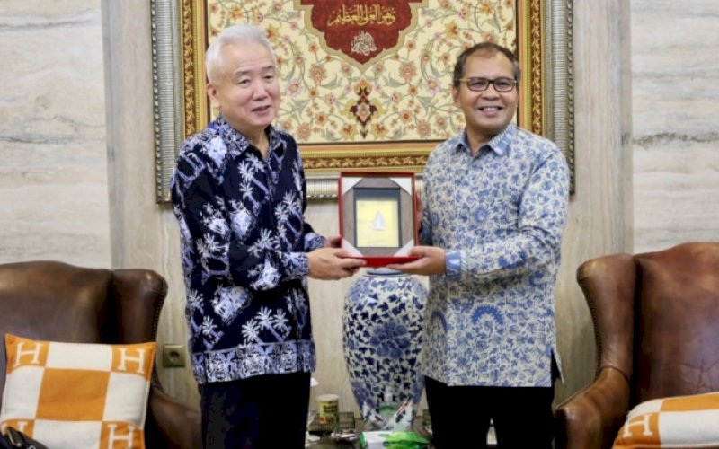 PERTEMUAN. Wali Kota Makassar Moh Ramdhan Pomanto menerima kunjungan Duta Besar (Dubes) Korea Selatan untuk Indonesia Mr Lee San Deok di kediamannya, Jl Amirullah, Makassar, Rabu (28/6/2023). foto: istimewa