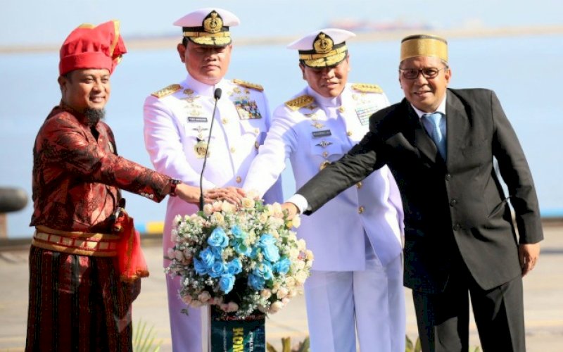 PEMBUKAAN. Panglima TNI Laksamana Yudo Margono (kedua kiri), Kepala Staf Angkatan Laut (KSAL) Laksamana Muhammad Ali (kedua kanan), Wali Kota Makassar Moh Ramdhan Pomanto (kanan), dan Gubernur Sulsel Andi Sudirman Sulaiman secara bersamaan menekan tombol sirine saat membuka Multilateral Naval Exercise Komodo (MNEK) 2023 di Pelabuhan Soekarno-Hatta Makassar, Senin (5/6/2023). foto: istimewa