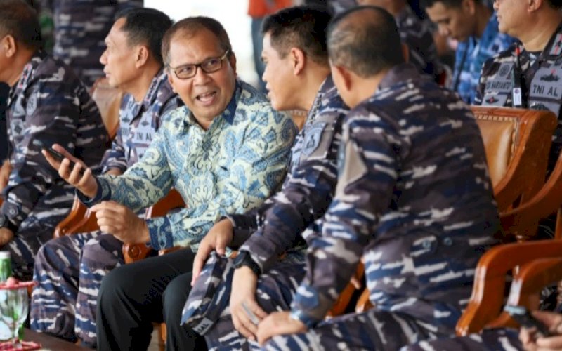 PERSIAPAN. Wali Kota Makassar Moh Ramdhan Pomanto bersama Kepala Staf Angkatan Laut (KSAL) Laksamana TNI Muhammad Ali memantau aksi gladi kotor pembukaan Multilateral Naval Exercise Komodo (MNEK) 2023 di Pelabuhan Soekarno-Hatta, Makassar, Jumat (2/6/2023). foto: istimewa
