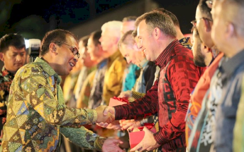 GALA DINNER. Wali Kota Makassar, Moh Ramdhan Pomanto, menyambut peserta Multilateral Naval Exercise Komodo (MNEK) pada pagi hari sudah diperkenalkan gala dinner di Pantai Losari Makassar, Senin (5/6/2023). foto: istimewa