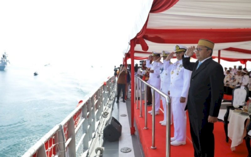MENYAPA. Wali Kota Makassar Moh Ramdhan Pomanto mendampingi langsung Panglima TNI Laksamana TNI Yudo Margono bersama-sama menaiki kapal KRI Bung Karno menyusuri lautan Kota Makassar untuk menyapa dan melihat langsung 17 armada kapal perang yang berjejer di atas laut pada pembukaan Multilateral Naval Exercise Komodo (MNEK) 2023, Senin (5/6/2023). foto: istimewa