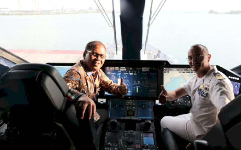 NAIK KAPAL. Wali Kota Makassar, Moh Ramdhan Pomanto, mengunjungi Kapal Italian Navy Ship (INS) Fransesco Morosini, Jumat (9/6/2023). foto: istimewa