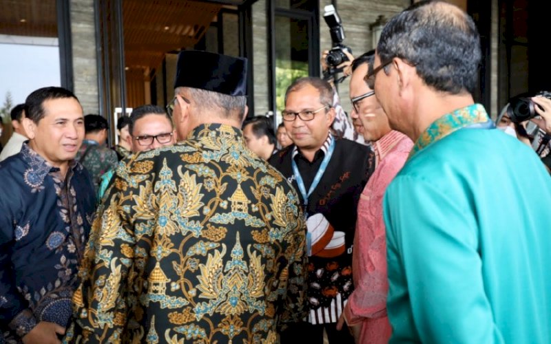 SAMBUTAN. Wali Kota Makassar Moh Ramdhan Pomanto menyambut Menko PMK&nbsp; Muhadjir Effendy saat menghadiri Forum City Leaders Community APEKSinergi di Hotel Santika Palembang, Rabu (7/6/2023).&nbsp; foto: istimewa
