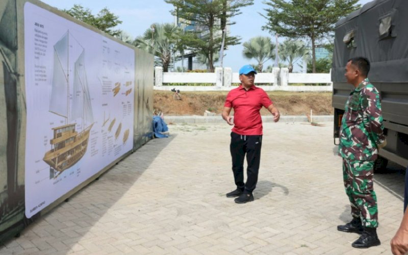PEMANTAUAN. Wali Kota Makassar, Moh Ramdhan Pomanto, memantau pembuatan Kapal Pinisi secara langsung di Kawasan Center Point of Indonesia (CPI) yang meramaikan even Multilateral Naval Exercise Komodo (MNEK) 2023. foto: istimewa