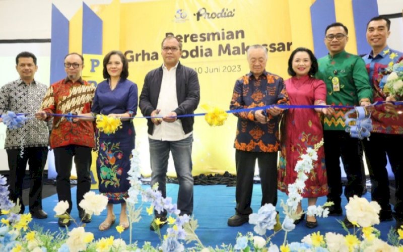 PERESMIAN. Wali Kota Makassar, Moh Ramdhan Pomanto, menggunting pita sebagai tanda meresmikan gedung Grha Prodia Makassar di Jl Jend Sudirman, Sabtu (10/6/2023). foto: istimewa
