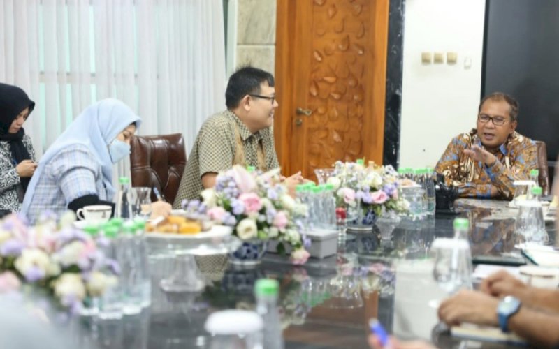 PERTEMUAN. Wali Kota Makassar, Moh Ramdhan Pomanto, menerima kunjungan UNICEF dalam rangka kerja sama Pemkot Makassar-UNICEF untuk mencegah kekerasan seksual daring terhadap anak di kediamannya, Jl Amirullah, Makassar, Jumat (9/6/2023). foto: istimewa