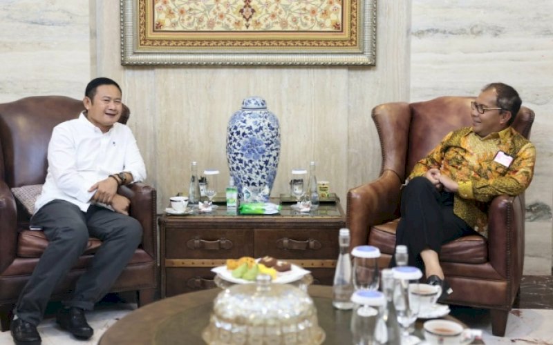 JAMUAN. Wali Kota Makassar, Moh Ramdhan Pomanto, menjamu Bupati Lamongan Yuhronur Efendi beserta jajaran dan Paguyuban Warga Lamongan di Kediamannya, Jl Amirullah, Makassar, Jumat (9/6/2023). foto: istimewa