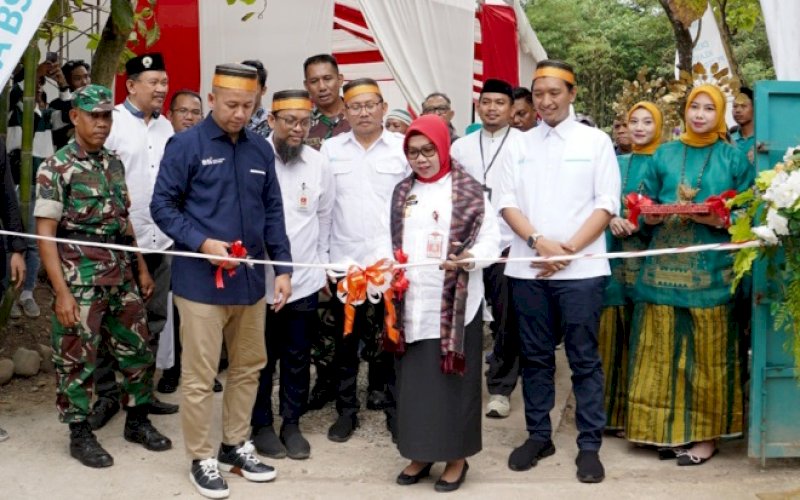 PERESMIAN. Direktur Finance & Strategy PT Bank Syariah Indonesia Tbk (BSI) Ade Cahyo Nugroho (ki-ka), Sekretaris Daerah Kabupaten Gowa Kamsina, Direktur Eksekutif BSI Maslahat Sukorianto Saputro, dan Kepala Biro Kesejahteraan Rakyat Provinsi Sulsel Iqbal Najamuddin, Komisaris Independen BSI Arief Rosyid Hasan dan Wakif Lahan Desa BSI Hasan Hasyim pada peresmian Desa BSI di Desa Parangbanoa, Kecamatan Palangga, Kabupaten Gowa, Jumat (23/6/2023). foto: istimewa