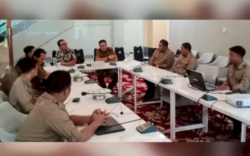 PERTEMUAN. Kepala Bidang Persandian Diskominfo-SP Sulsel, Sultan Rakib, menerima tim forensic cyber incident dari BSSN di Toraja Room, Kantor Gubernur Sulsel, Selasa (6/6/2023). foto: istimewa