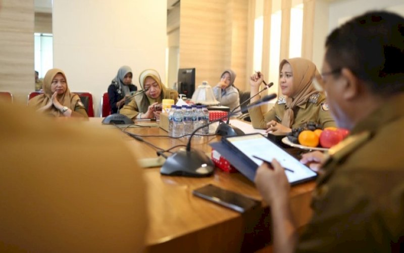 RAKOR. Wakil Wali Kota Makassar, Fatmawati Rusdi, memimpin Rapat Koordinasi (Rakor) membahas tuntas terkait pengentasan kemiskinan ektrem di Kota Makassar, Senin (12/6/2023). foto: istimewa