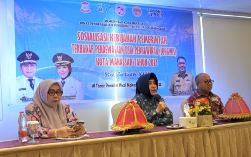 SOSIALISASI. Ketua TP PKK Kota Makassar, Indira Jusuf Ismail (tengah), menghadiri acara sosialisasi Kebijakan Pemerintah Terhadap Pendewasaan Usia Perkawinan Kota Makassar Tahun 2023 di Hotel W Three Premier Makassar, Kamis (23/6/2023). foto: istimewa