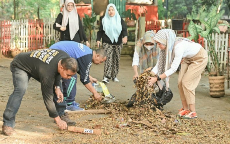 MEMBERSIHKAN. Direktur Umum dan Pelayanan Perumda Air Minum Kota Makassar, Indira Mulyasari Paramastuti (kanan), turun langsung membersihkan sampah-sampah di sekitar intake IPA II Panaikang yang berlokasi di Jl Abdullah Dg Sirua, Panakkukang, Makassar, Jumat (23/6/2023). foto: istimewa