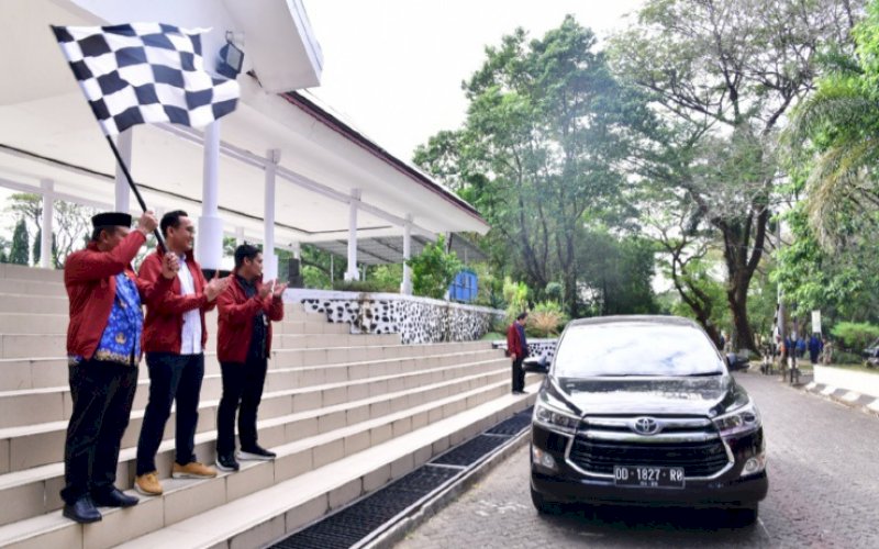 PELEPASAN. Staf Ahli Bidang Pemerintahan Sub Bidang Hukum Pemprov Sulsel, Abdul Malik Faizal, melepas tim yang bertajuk Jelajah Investasi Sulsel 2023 di area Kantor Gubernur Sulsel. foto: istimewa