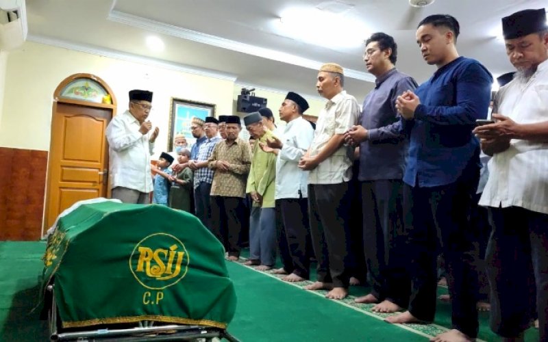 SALAT JENAZAH. Wakil Presiden RI ke-10 dan 12 Jusuf Kalla (JK) saat salat jenazah salah satu cendekiawan muslim Indonesia Mochtar Pabottingi di Masjid AR Rahim Kelurahan Kayu Putih, Kecamatan Pulogadung, Jakarta Timur, Minggu (4/6/2023). foto: istimewa 
