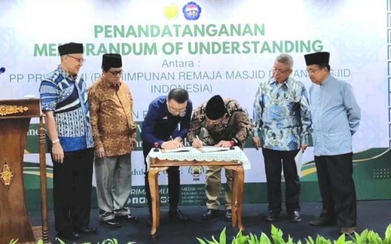 MOU. Wakil Presiden RI ke-10 dan 12, Jusuf Kalla (JK), yang juga menjabat sebagai Ketua DMI menyaksikan penandatanganan Memorandum of Understanding (MoU) antara Prima DMI dan IPTI 'Sinergitas dan Kolaborasi Wirausaha: Gerakan Ekonomi Masjid dari Umat Kuatkan Rakyat' di Gedung DMI, Jakarta Timur, Jumat (16/6/2023). foto: istimewa