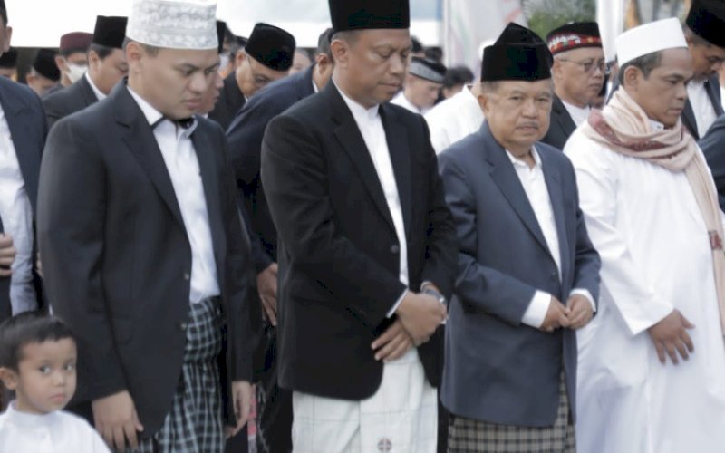 SALAT ID. Wakil Presiden (Wapres) RI ke-10 dan 12, Jusuf Kalla (JK), melaksanakan Salat Iduladha di Halaman Kantor Wali Kota Jakarta Selatan, Kamis (29/6/2023). foto: istimewa