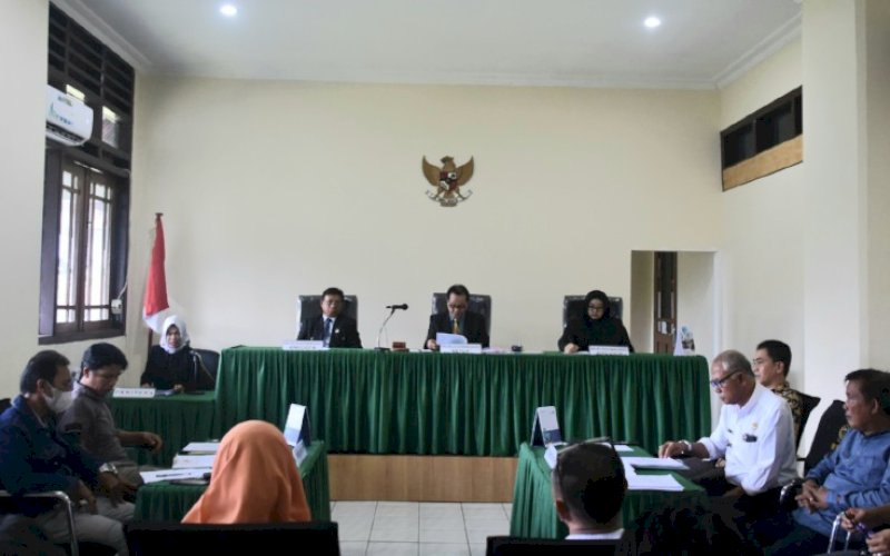 SIDANG. Komisi Informasi (KI) Provinsi Sulsel menggelar sidang pemeriksaan awal sengketa informasi publik antara Yayasan The Green Indonesia selaku pemohon dengan Sekretariat Daerah, Dinas Pekerjaan Umum, Tata Ruang, Perumahan, dan Kawasan Pemukiman, serta Dinas Kesehatan Kabupaten Barru selaku termohon di Ruang Sidang KI Provinsi Sulsel, Jumat (23/6/2023). foto: istimewa