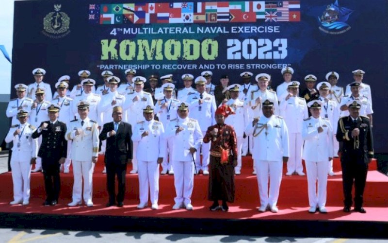 PEMBUKAAN. Gubernur Sulsel Andi Sudirman Sulaiman mendampingi Panglima TNI Laksamana TNI Yudo Margono bersama KSAL Laksamana TNI Muhammad Ali membuka kegiatan latihan bertaraf internasional 4th Multilateral Naval Exercise Komodo (MNEK) 2023 di Pelabuhan Soekarno Hatta, Makassar. Senin (5/6/2023). foto: istimewa