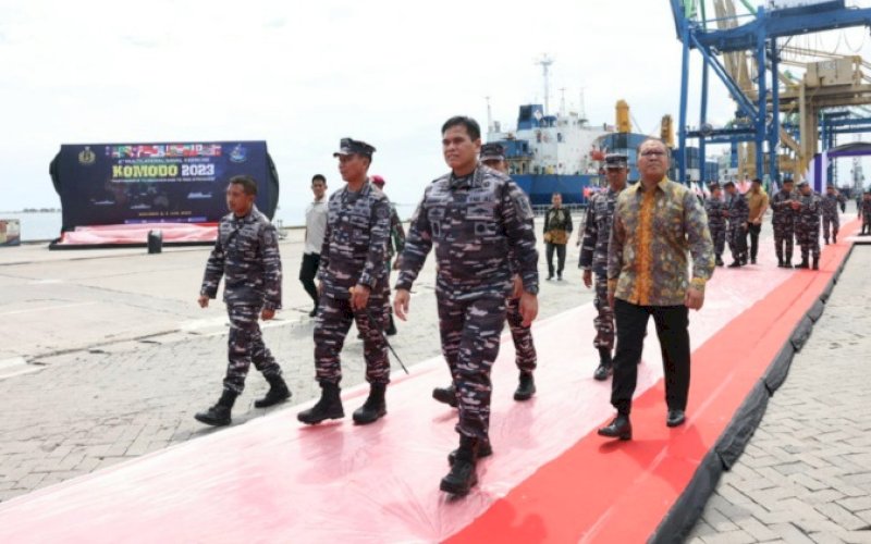 PENINJAUAN. KSAL Laksamana TNI Muhammad Ali didampingi Wali Kota Makassar Moh Ramdhan Pomanto kembali meninjau lokasi Opening Ceremony Multilateral Naval Exercise Komodo (MNEK) 2023 di Dermaga Pelabuhan Soekarno Hatta Makassar, Minggu (4/6/2023). foto: istimewa