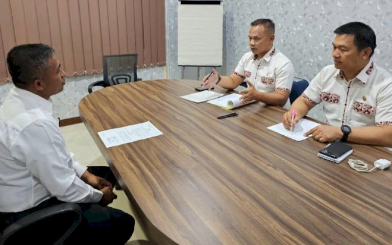 ASSESSMENT. Danyon C Pelopor Sat Brimob Polda Sulsel, Kompol Nur Ichsan (kedua kanan), menjadi salah satu asesor Assessment Center pada jabatan Kabaglog Polres jajaran Polda Sulsel selama dua hari, Kamis-Jumat (22-23/6/2023). foto: istimewa