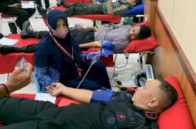 HUT Bhayangkara Ke-77, Brimob Bone Sumbang Puluhan Kantong Darah