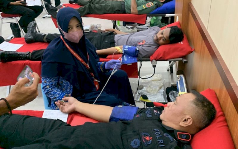 DONOR DARAH. Danyon C Pelopor Satbrimob Polda Sulsel, Kompol Nur Ichsan, ikut langsung donor darah di Aula Mapolres Bone, Jl Yos Sudarso, Kelurahan Tibojong, Kecamatan Tanete Riattang, Kabupaten Bone, Rabu (21/6/2023). foto: istimewa