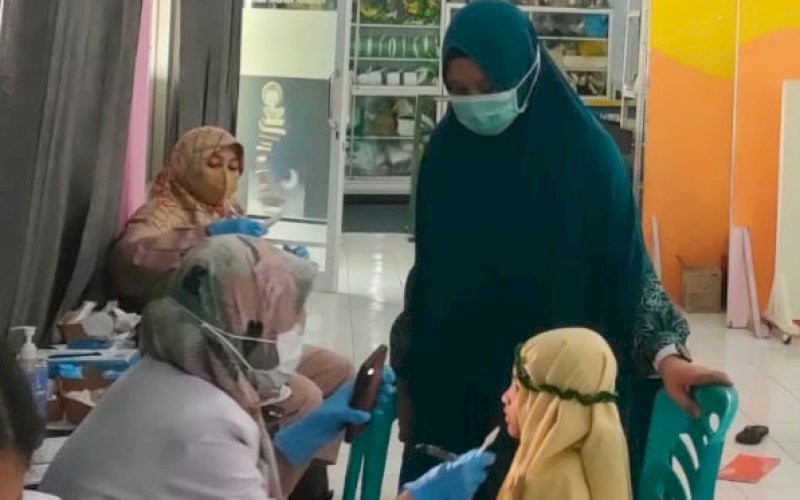 PEMERIKSAAN. PAUD HI binaan Provinsi Sulsel menggelar kegiatan penyuluhan dan pemeriksaan kesehatan gigi dan mulut di TK Aisiyah Mamajang yang berlokasi di Jl Tupai No 35 Mamajang, Makassar. foto: istimewa 