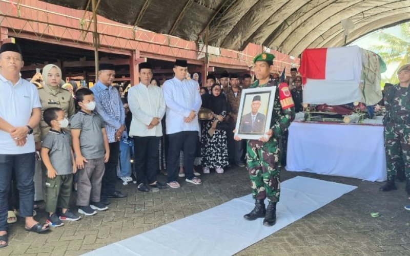 PELEPASAN. Menteri Pertanian RI masa bakti 2014-2019,&nbsp; Andi Amran Sulaiman, tampak hadir pada upacara pelepasan dan pemakaman jenazah almarhum Andi Sumardi Sulaiman di Dusun Cekkewatu, Desa Taruadae, Kecamatan Ponre, Kabupaten Bone, Kamis (29/6/2023). foto: istimewa