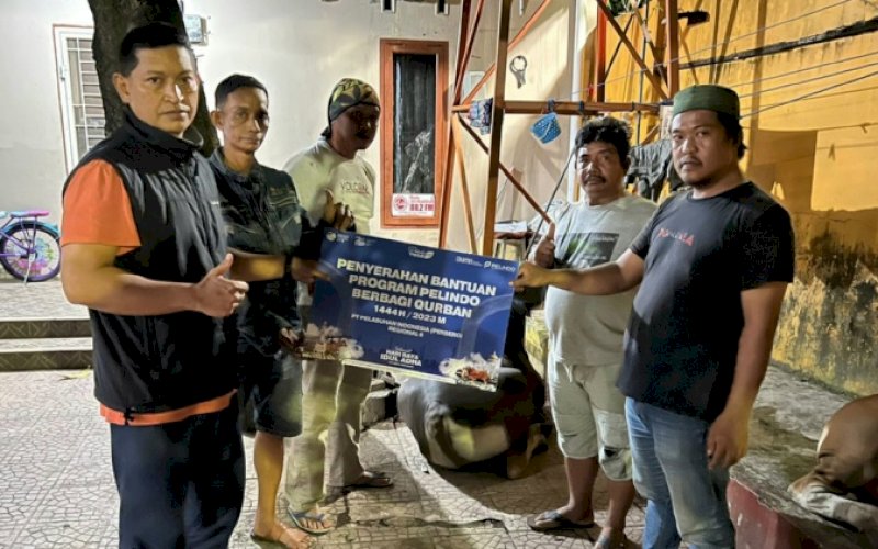 PENYERAHAN. Perwakilan PT Pelabuhan Indonesia (Persero) atau Pelindo Regional 4 melakukan penyerahan secara simbolis hewan kurban untuk buruh terminal penumpang. foto: istimewa
