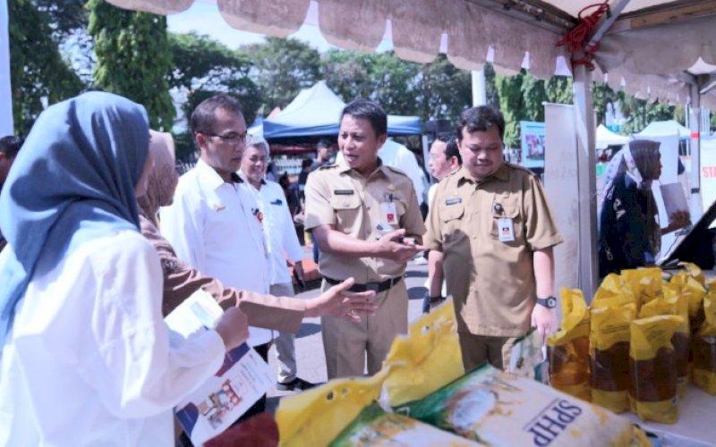 LAUNCHING. Pj Sekda Provinsi Sulsel Andi Darmawan Bintang (kedua kanan) didampingi Plt Kepala Dinas Ketahanan Pangan, Tanaman Pangan dan Holtikultura Provinsi Sulsel Kemal Redindo Syahrul (kanan) saat melaunching Gerakan Pangan Murah di Monumen Mandala, Kota Makassar, Senin (26/6/2023). foto: istimewa