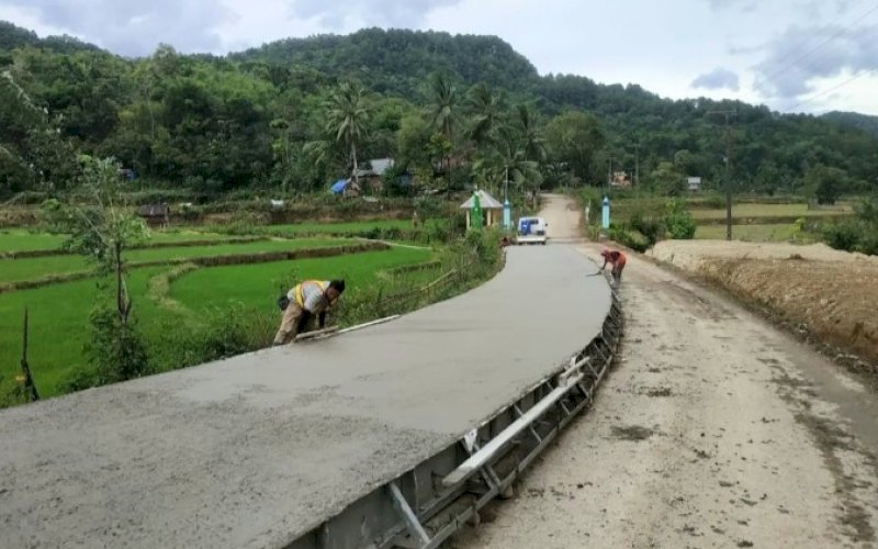 PENGECORAN. Jalan ruas Pangkep-Matojeng-Tondong Kura-Kali Genrang-Batas Kabupaten Maros di Kabupaten Pangkep saat ini dalam tahap pengecoran beton rigid. foto: istimewa